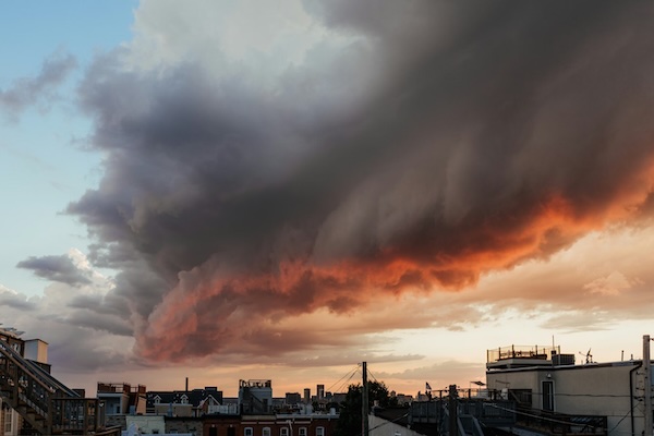 Ciel légèrement voilé au-dessus de la ville